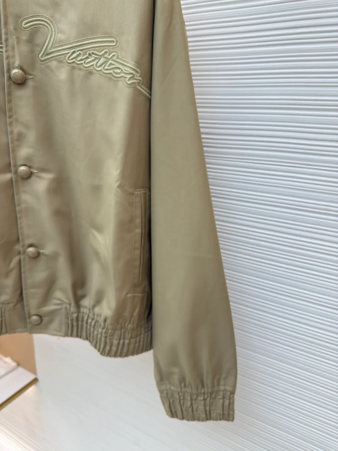 LOUIS VUITTON Feidong embroidered silhouette jacket ●Authentic product: purchased and developed for 25400 ●Item number: 1680655-B50 ●Fabric: cotton fabric ●Technology: embroidery printing ●Version: fitted version ●Weight: about 780 grams ●Size: 46-48-50-52 ●Description: Pattern-making and development from the source of our own factory. We insist on not making goods without the original version. Classic ma1 flying version. Don’t pick your figure. Everything is easy to control. The fabric is made of custom dyed cotton YB twill fabric, which is not available in the market. The front panel is printed with eight-claw machine screen embroidery. The positioning logo letters are cut out, and the shoulder seams and back collar hem are offset and cut. All are hand-cut in one piece. The matching glossy hand-stitched buttons with the letter logo are customized and the same color heel with hardware stud buttons. The overall wiring is straight and delicate, the fabric is comfortable and soft, and the color is consistent without color difference. It can be matched with the same style to create a fashionable look and control various occasions. Customized accessories, complete with three standards, same style for men and women!